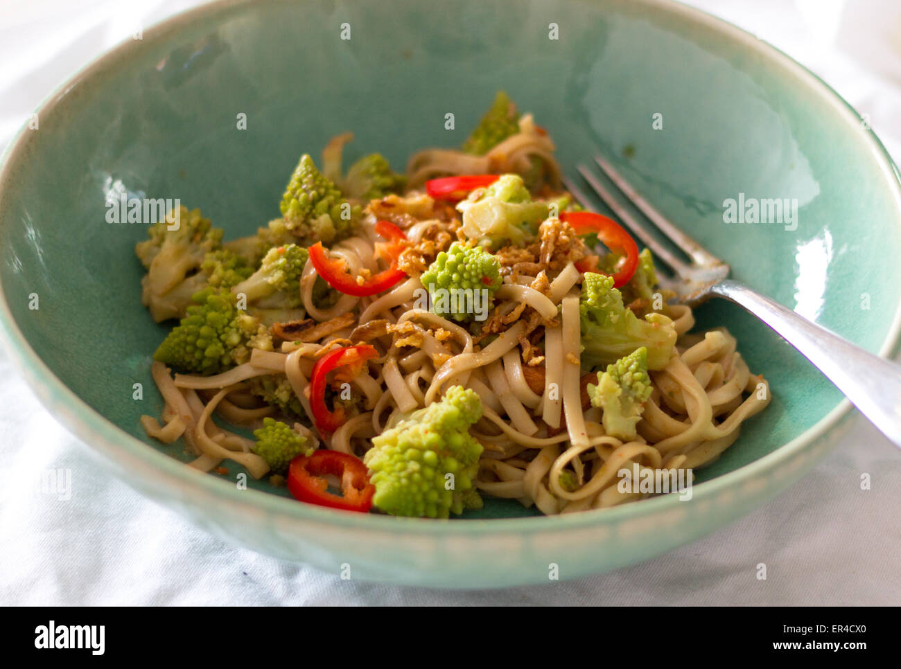 Stir-fried tagliatelle con broccoli e peperoncino rosso Foto Stock