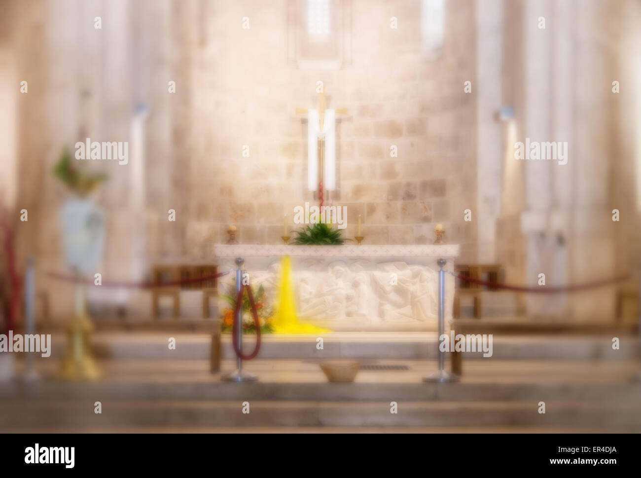 Interno della chiesa di sfocatura dello sfondo astratto Foto Stock