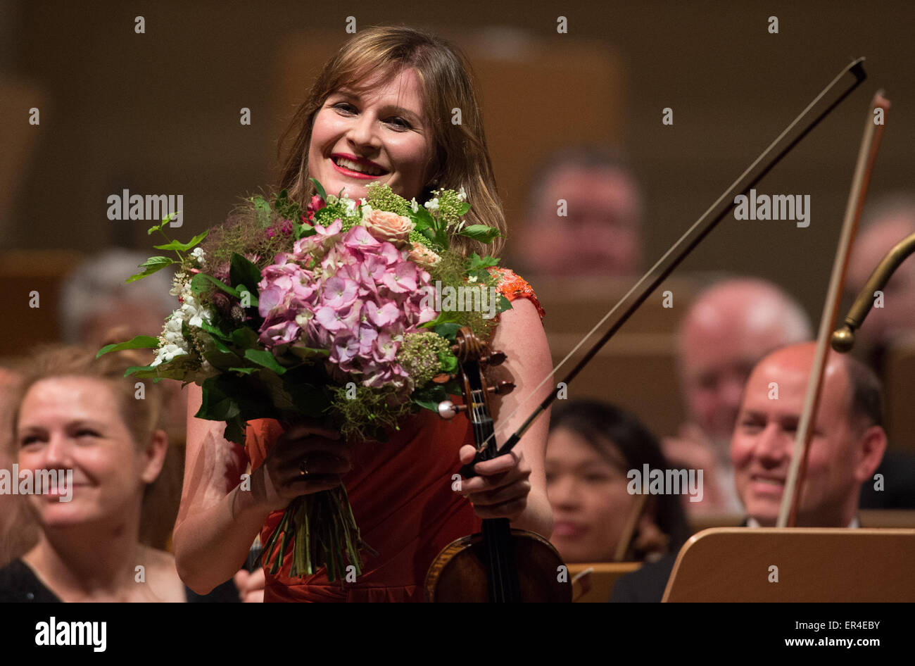 Berlino, Germania. 26 Maggio, 2015. La violinista georgiana Lisa Batiashvili sorrisi come lei si mantiene un buquet di fiori nelle sue mani dopo una prestazione con la Philadelphia Orchestra presso la Konzerthause music venue a Berlino, Germania, 26 maggio 2015. Nezet-Seguin e la Philadelphia Orchestra sono attualmente in tour attraverso l'Europa. Foto: Soeren Stache/dpa/Alamy Live News Foto Stock