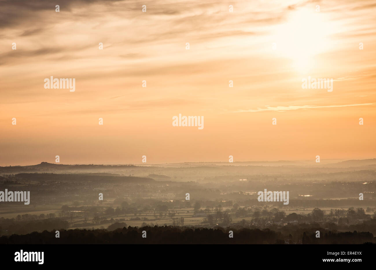Arancione Il sorgere del sole su una nebbiosa Wharefdale valley Foto Stock