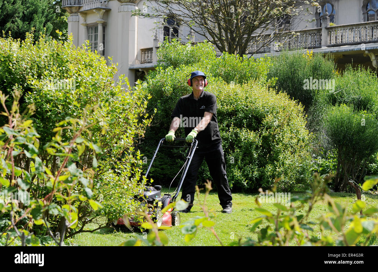 Brighton Regno Unito 27 maggio 2015 - Robert Hill-Snook il capo giardiniere a Brighton Royal Pavilion Gardens la falciatura di prati in tempo caldo questa mattina Credito: Simon Dack/Alamy Live News Foto Stock