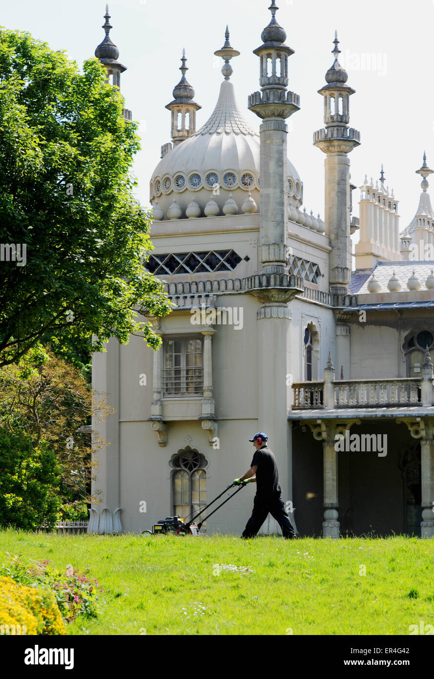 Brighton Regno Unito 27 maggio 2015 - Robert Hill-Snook il capo giardiniere a Brighton Royal Pavilion Gardens la falciatura di prati in tempo caldo questa mattina Credito: Simon Dack/Alamy Live News Foto Stock