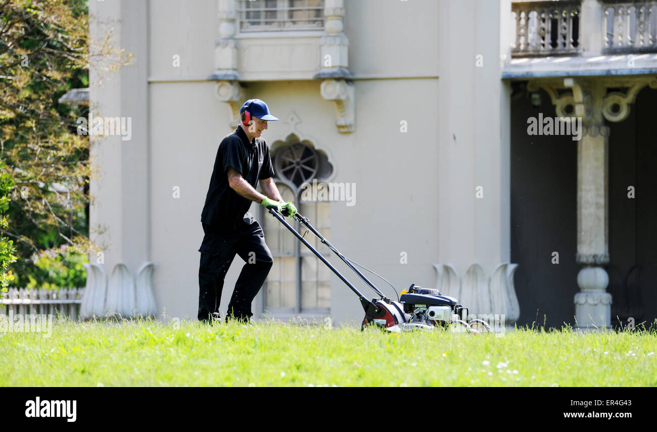 Brighton Regno Unito 27 maggio 2015 - Robert Hill-Snook il capo giardiniere a Brighton Royal Pavilion Gardens la falciatura di prati in tempo caldo questa mattina Credito: Simon Dack/Alamy Live News Foto Stock