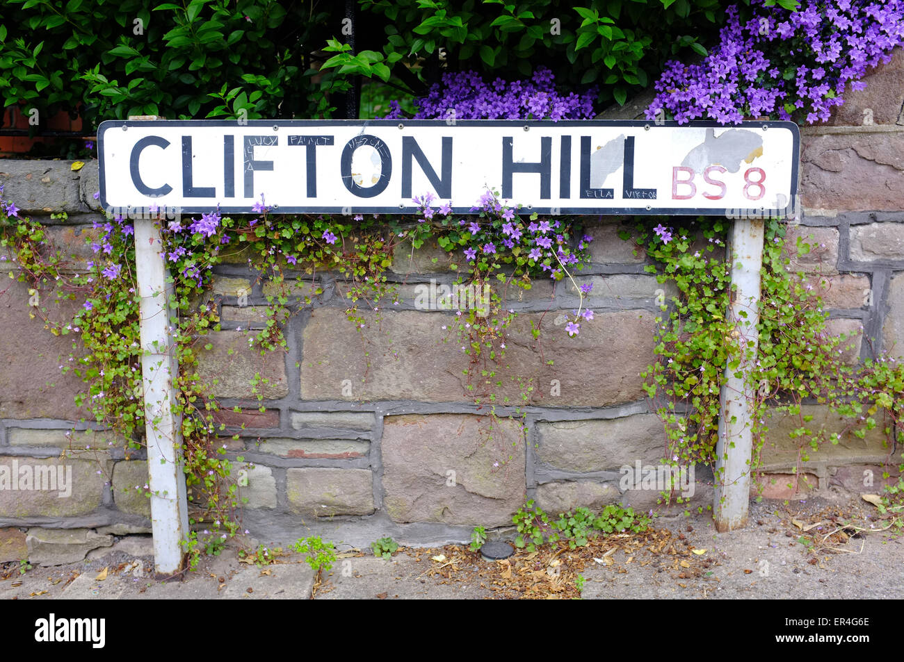Un Clifton Hill Road nome sign nella zona di Clifton Bristol nel Regno Unito. Foto Stock