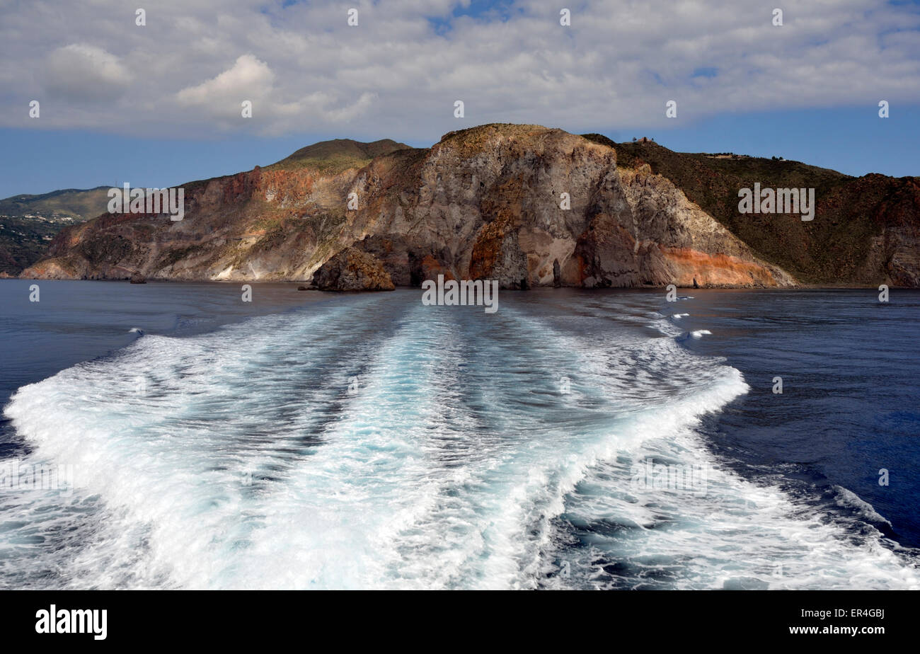 Lasciando Lipari, nave di riattivazione dell',rocce vulcaniche, Isole Eolie, in Sicilia, Italia, Europa Foto Stock