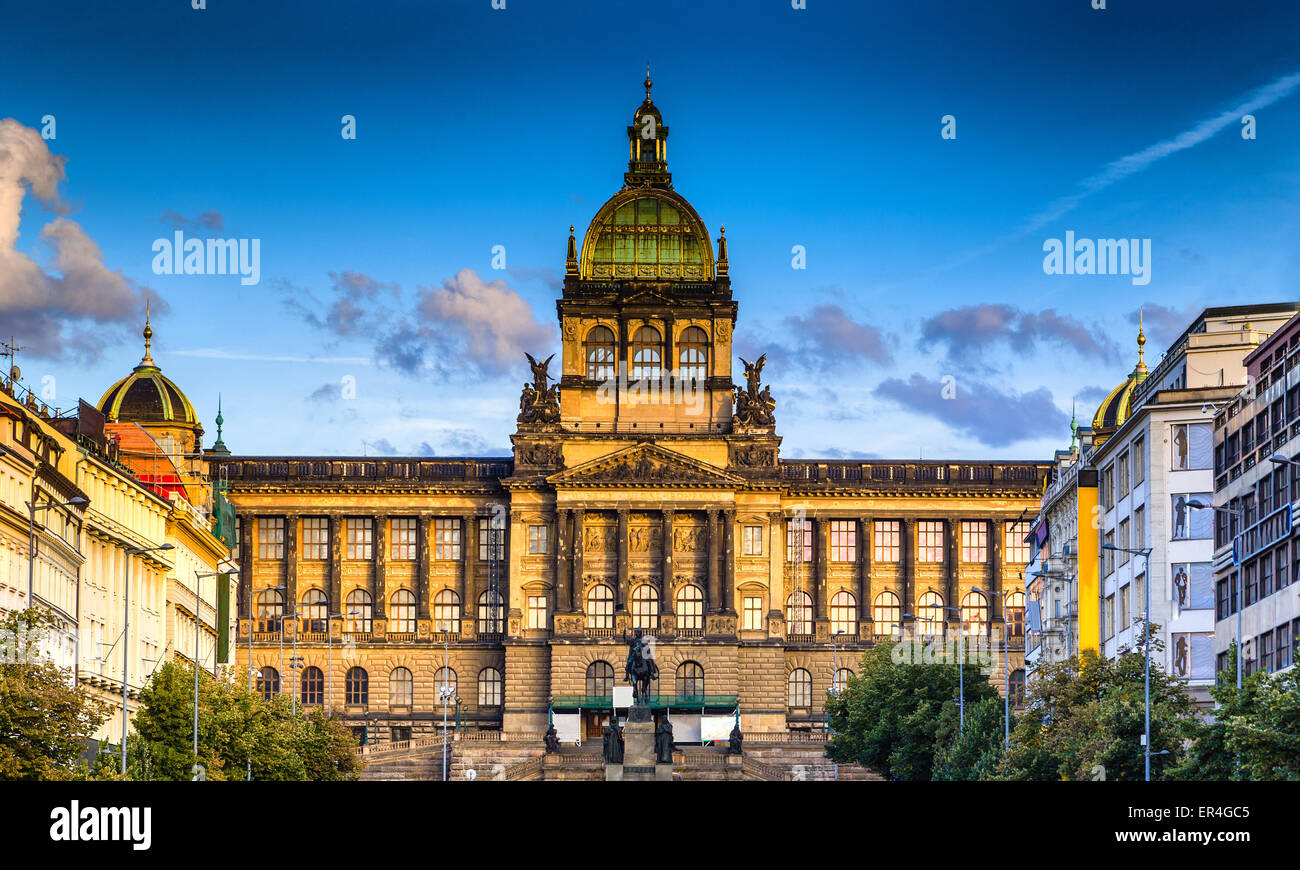 Edifici e case nel centro storico di Praga. Piazza Venceslao a Praga in Europa centrale: la statua equestre di San Venceslao e la Neorenaissance Museo Nazionale Foto Stock