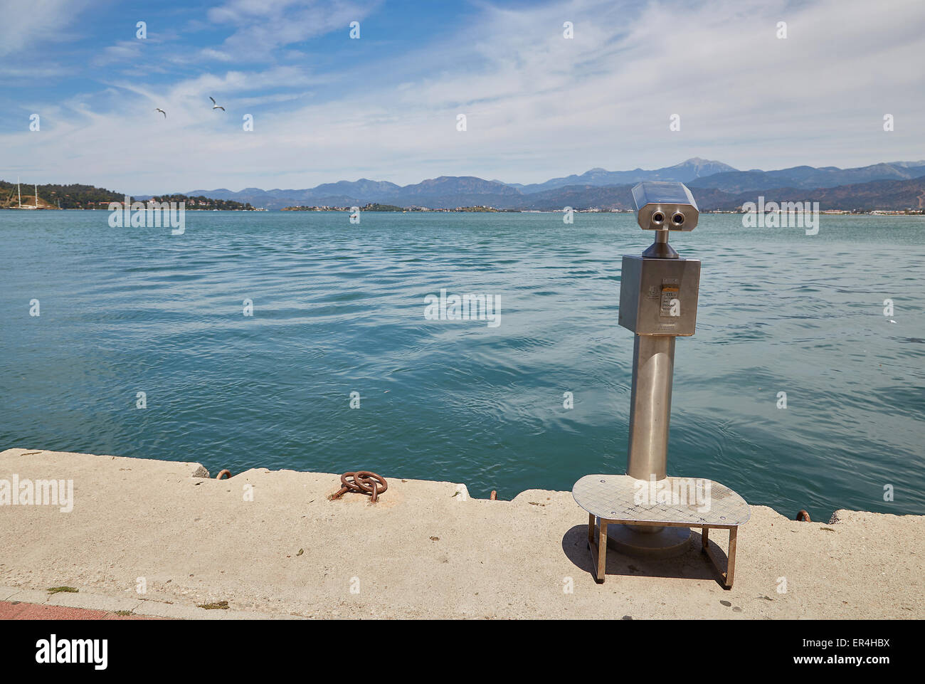 Public pay per view telescopio al molo a Fethiye Harbour, Turchia. Foto Stock