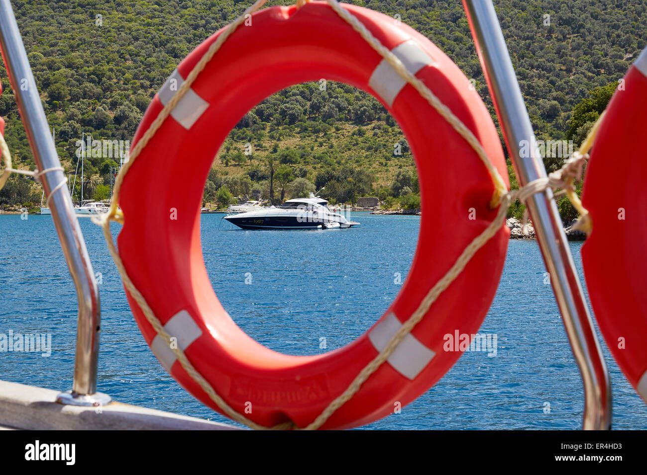 Un salvagente anello di sicurezza a bordo di una barca a vela fuori Fethiye, Turchia Foto Stock