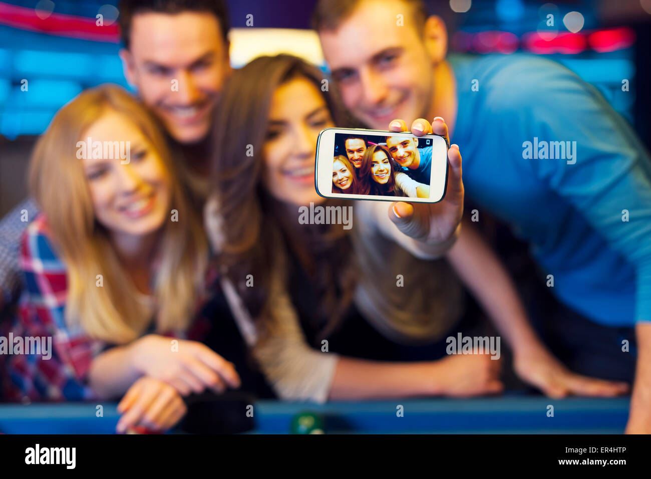 Amici appendere fuori a bowling Foto Stock