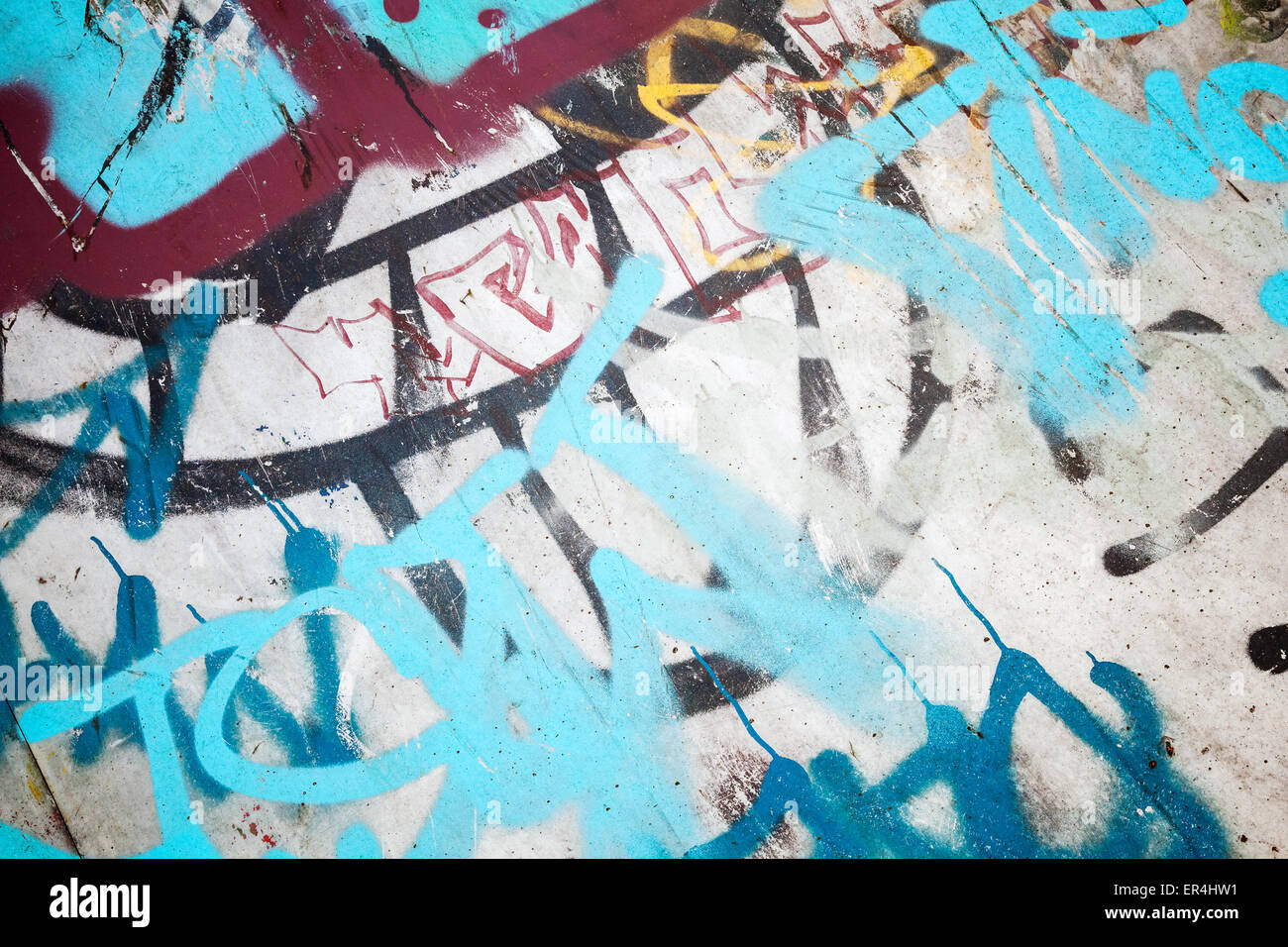 Abstract coloratissimo graffito su frammento urbano vecchio muro di cemento, vintage foto tonale effetti filtro, uno stile rétro Foto Stock