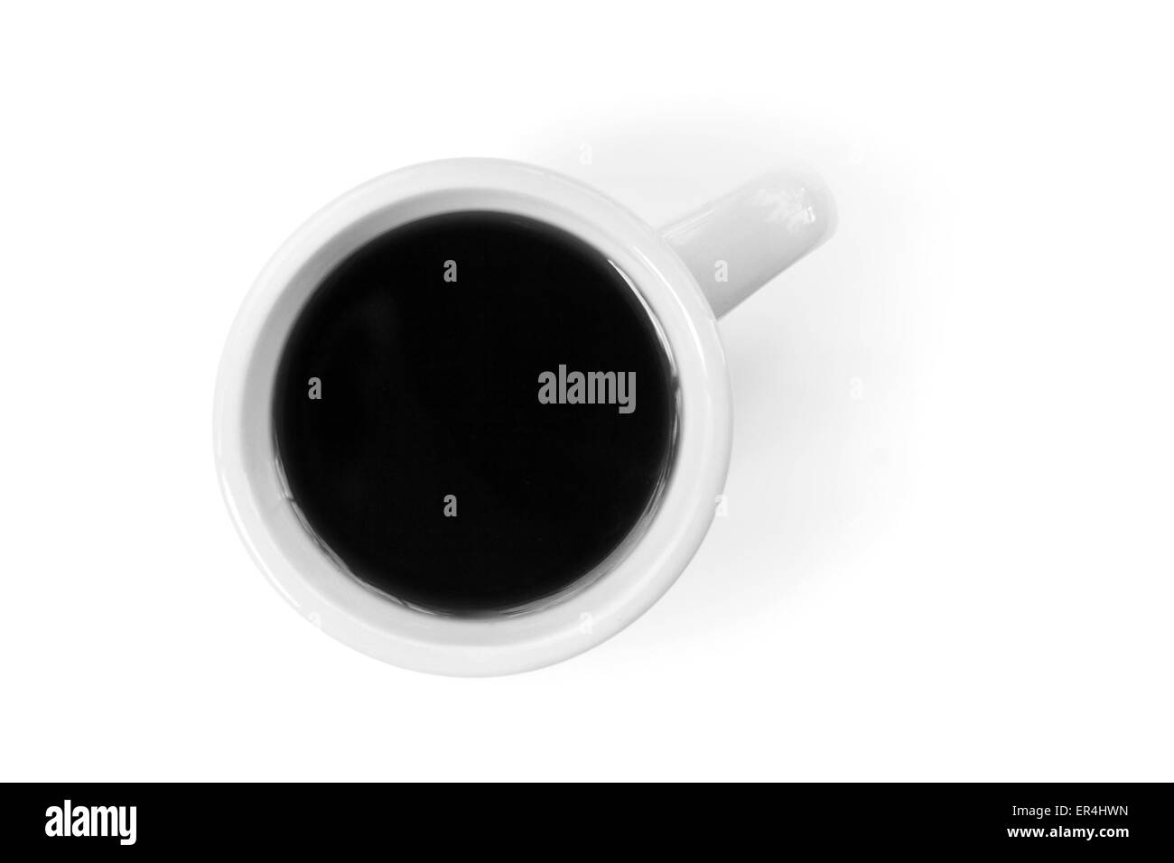 Tazza bianca piena di caffè nero appoggiato sul tavolo con soft shadow. Vista superiore, foto in bianco e nero Foto Stock