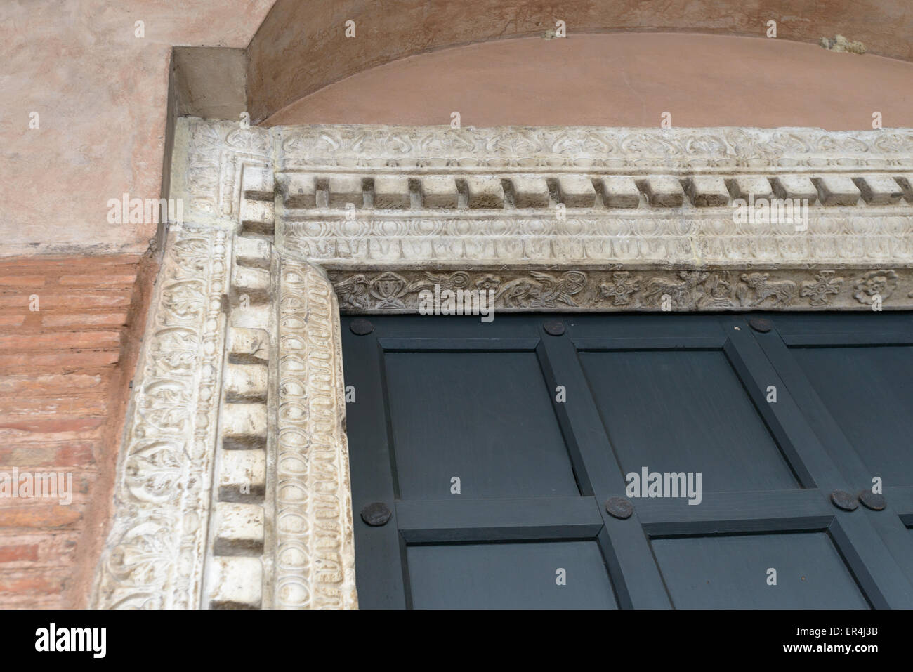 Il rilievo di una antica porta nella chiesa di Santa Maria in Cosmedin a Roma, Italia Foto Stock