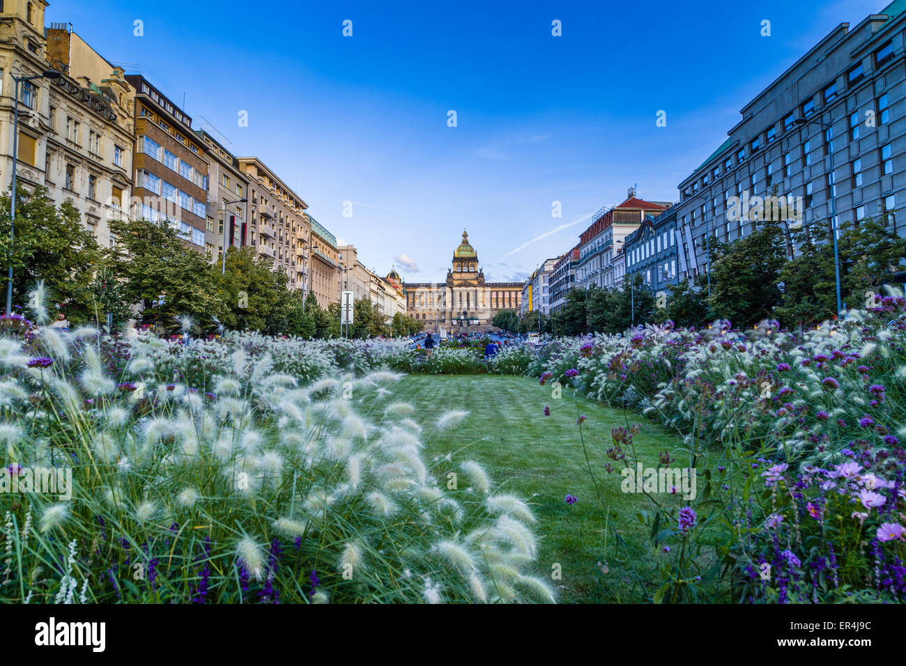 Edifici e case nel centro storico di Praga. Piazza Venceslao a Praga in Europa centrale: la statua equestre di San Venceslao e la Neorenaissance Museo Nazionale Foto Stock