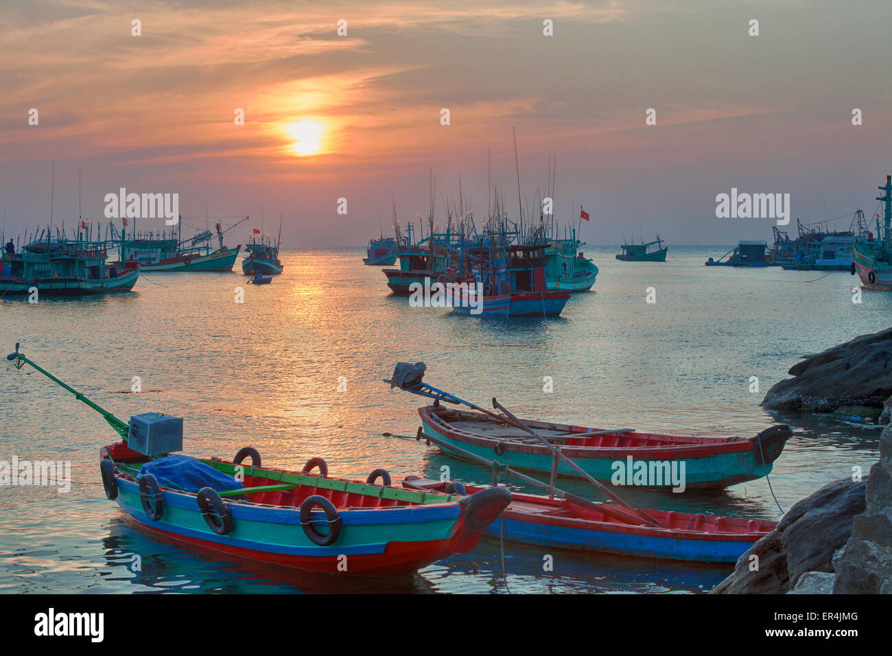 Tradizionale in legno blu barche da pesca nell'oceano, Asia Foto Stock