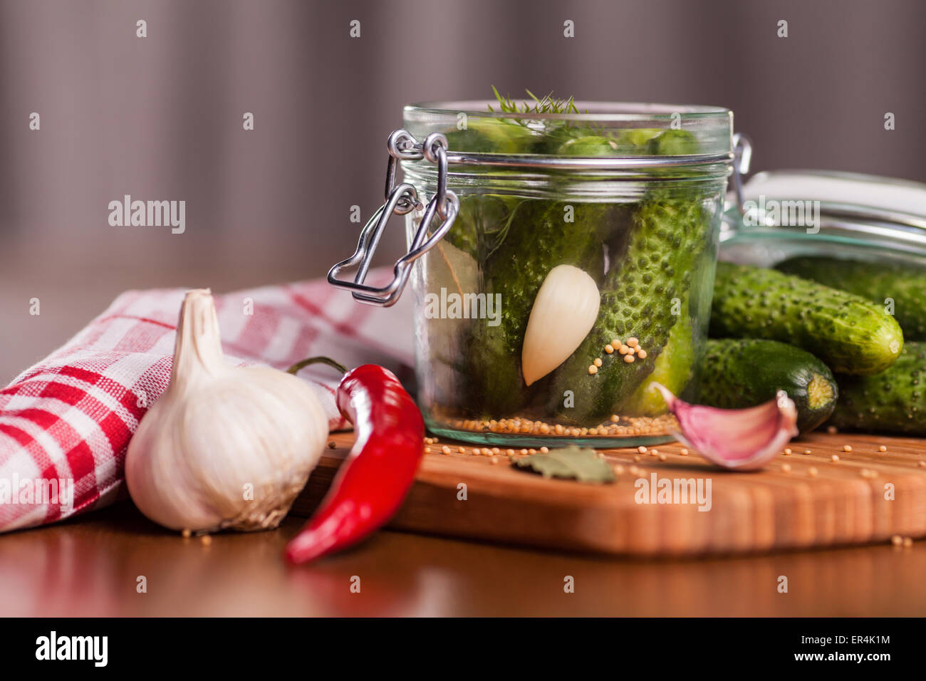 Preparazione casalinga di cetrioli sottaceto. Debica, Polonia Foto Stock
