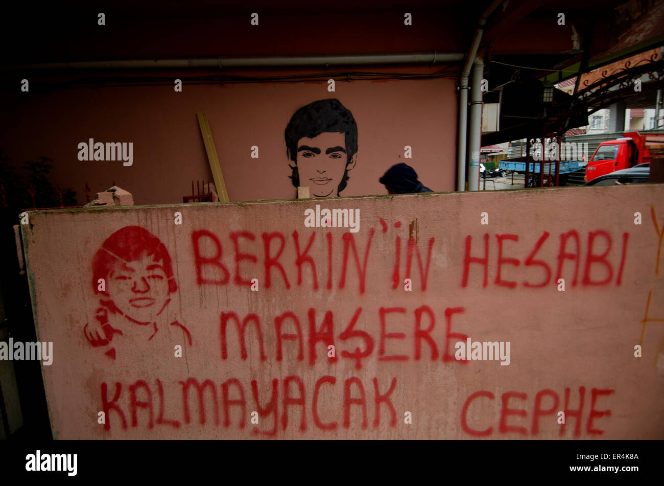 Graffiti ricordando Berkin Elvan ucciso da una polizia turca di strappare-bombola del gas a Gezi Park Taksim Istanbul Foto Stock