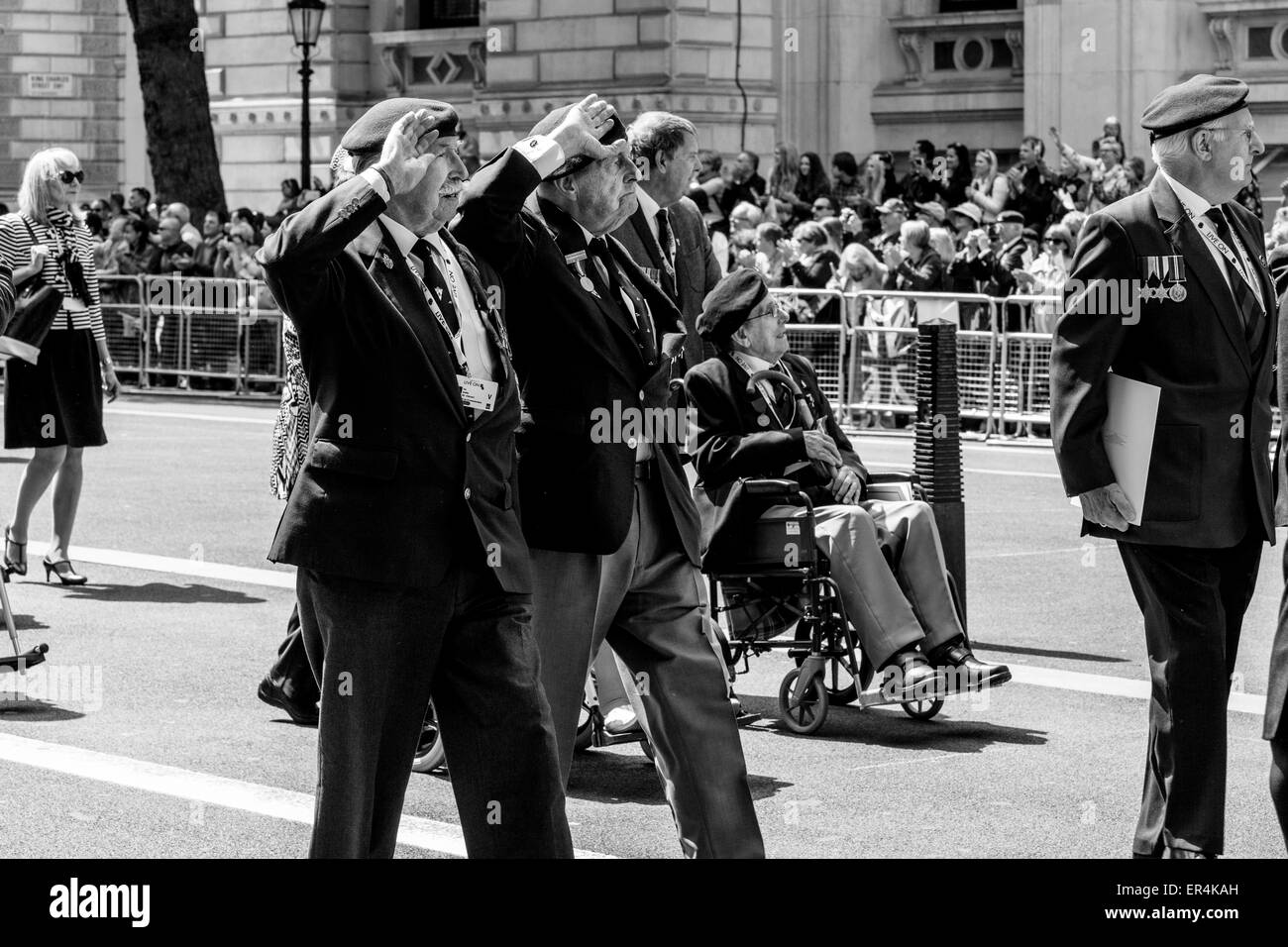 Esercito britannico dei veterani di guerra salutate come passano il Cenotafio War Memorial on VE 70 giorno a Londra, Inghilterra Foto Stock