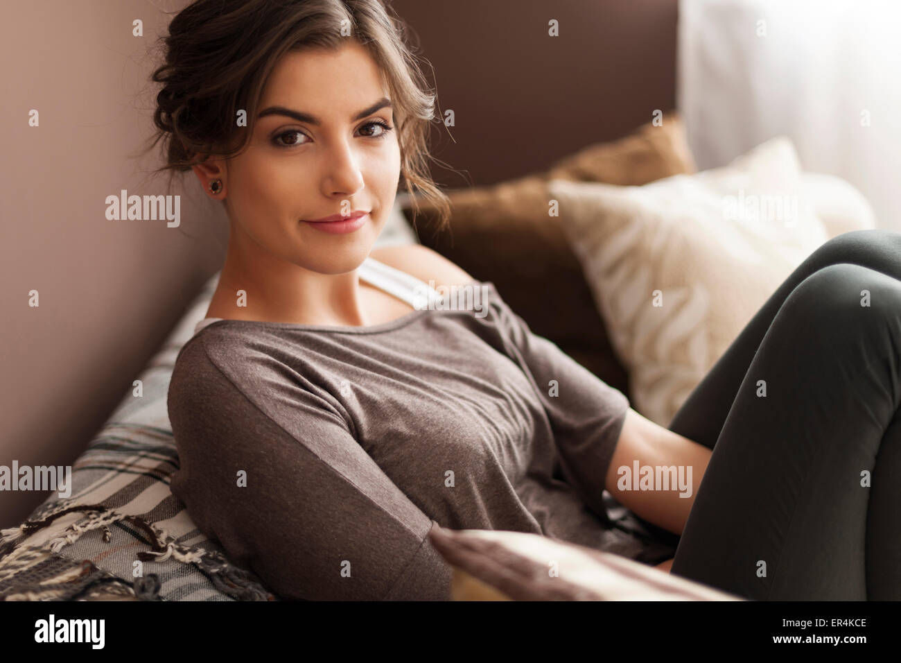 Ritratto di donna bella rilassante sul divano. Debica, Polonia Foto Stock