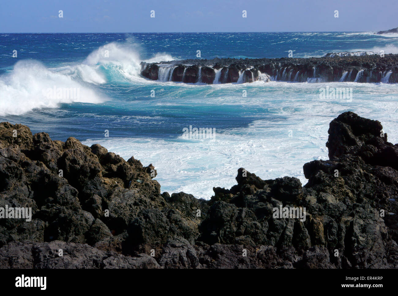 Onde surf sulle scogliere SW cost isola la Réunion, Francelotscher Foto Stock
