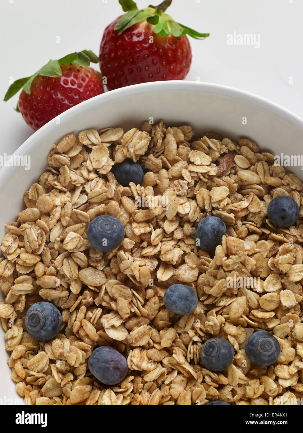 Ciotola di cereali granola con mirtilli e fragole Foto Stock