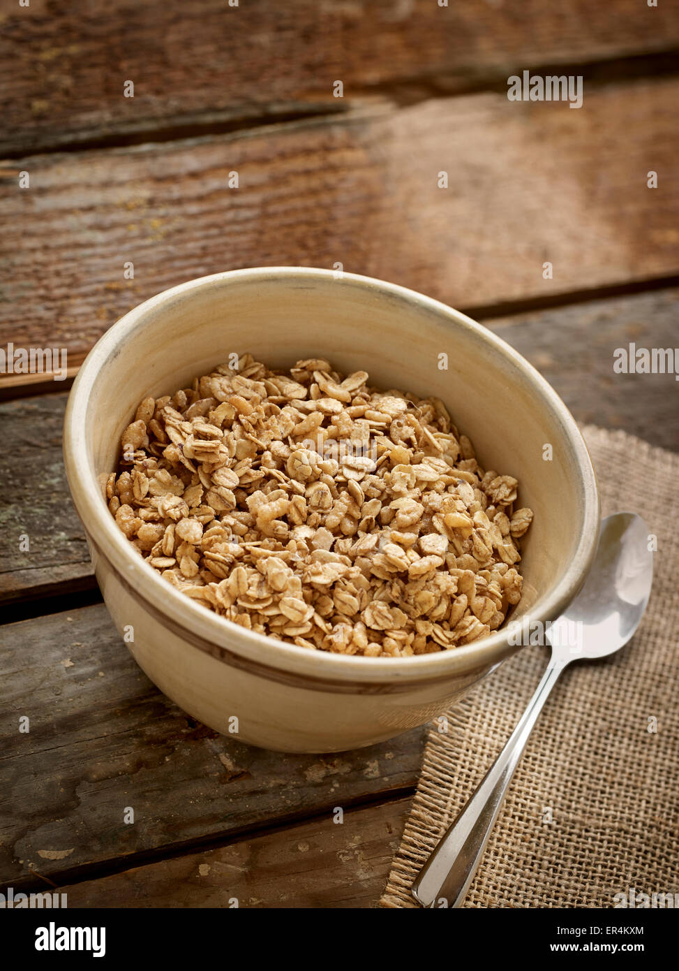 Ciotola di cereali granola sul vecchio tavolo in legno Foto Stock