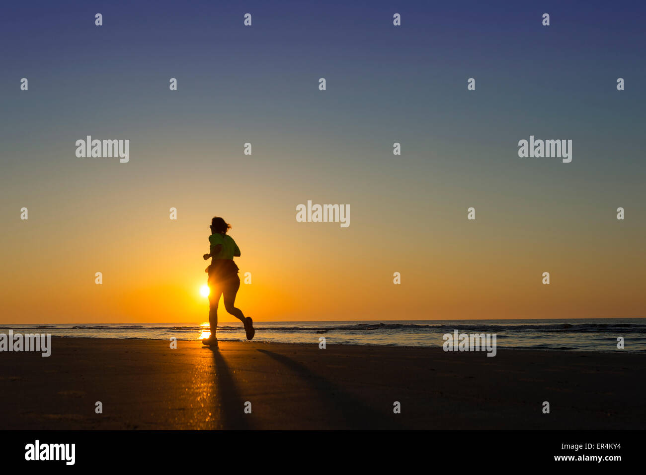 La mattina presto Sunrise Beach Run Foto Stock
