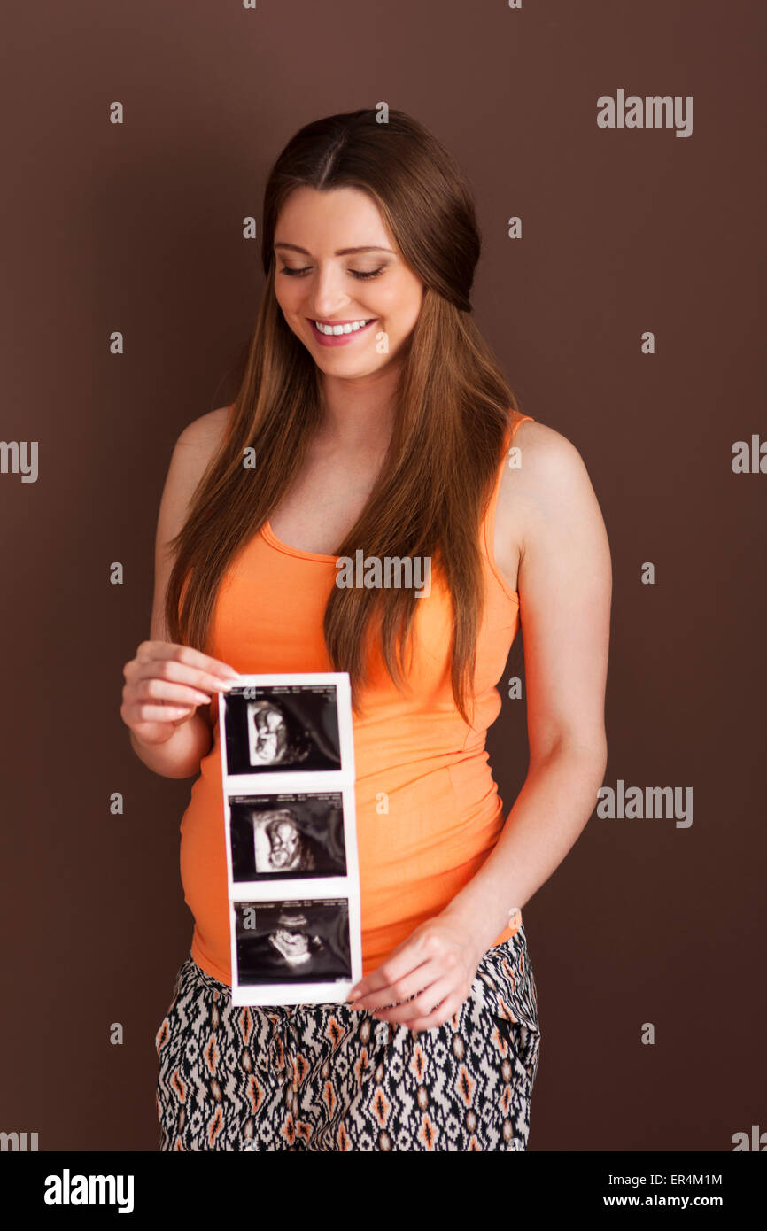 Bella donna incinta con scansione a ultrasuoni. Debica, Polonia Foto Stock
