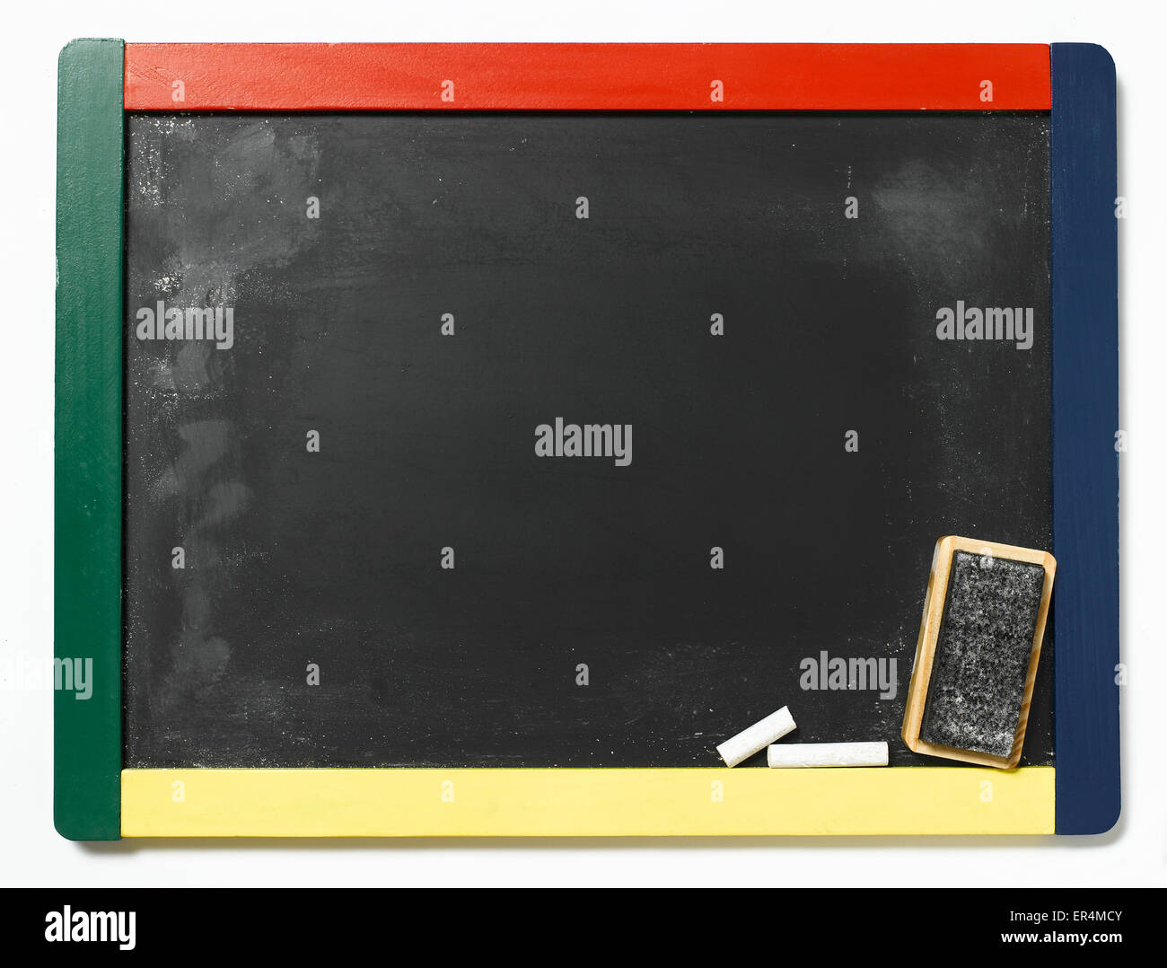 Lavagna vuota con il gesso e gomma Foto Stock