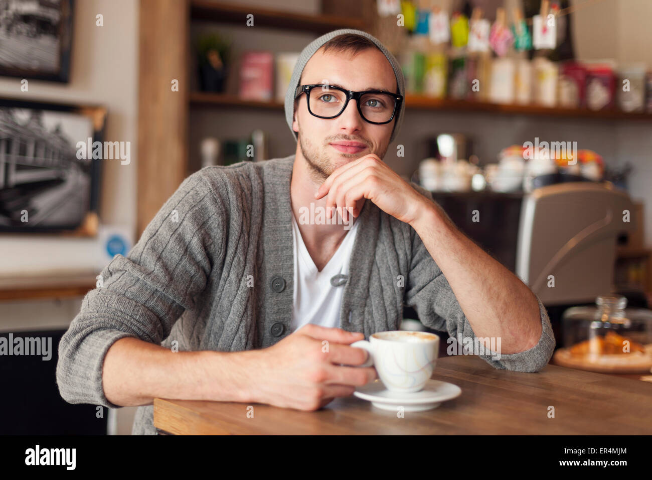 Ritratto di uomo elegante presso il cafe. Cracovia in Polonia Foto Stock