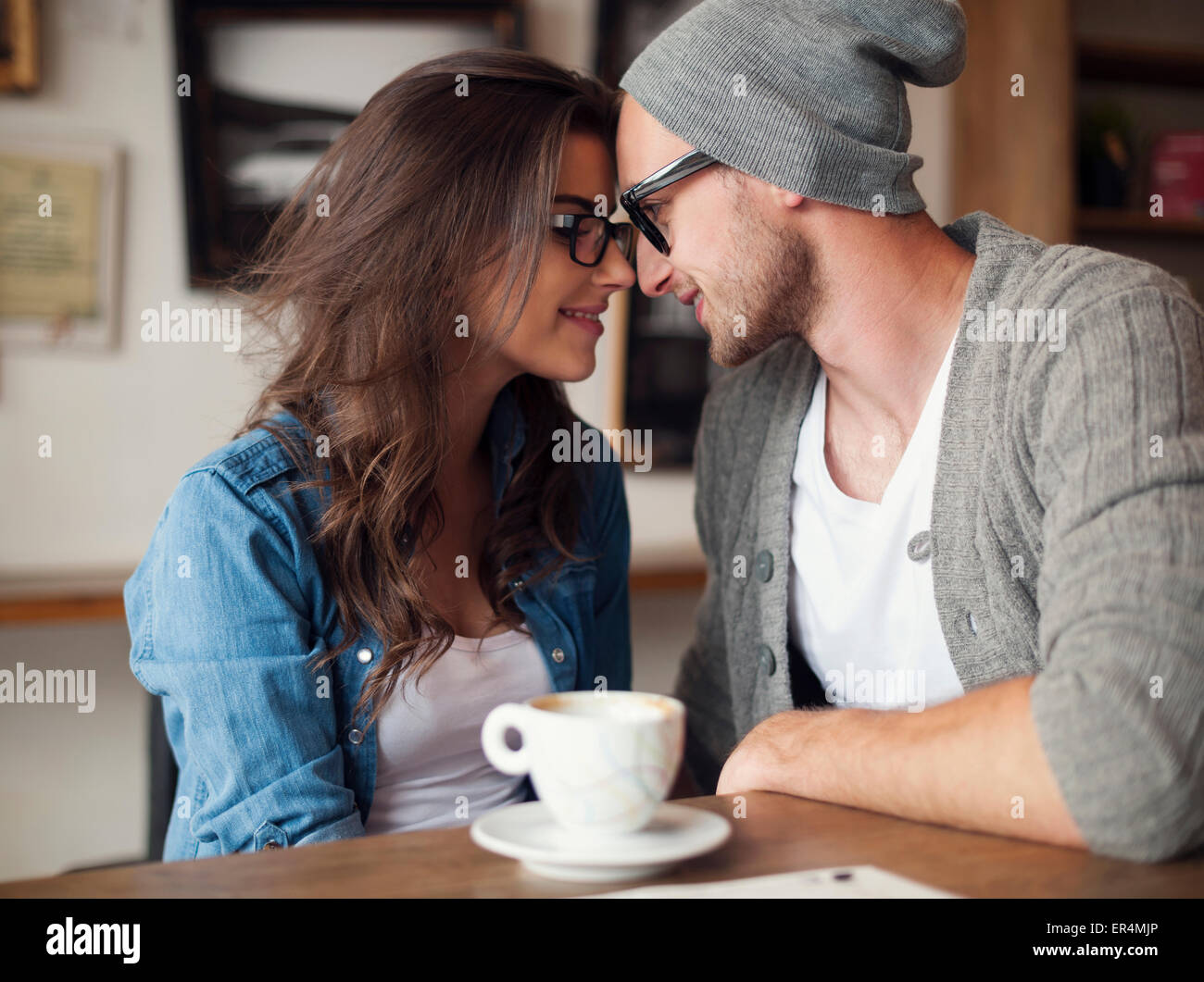 Ritratto di amare giovane presso il cafe. Cracovia in Polonia Foto Stock