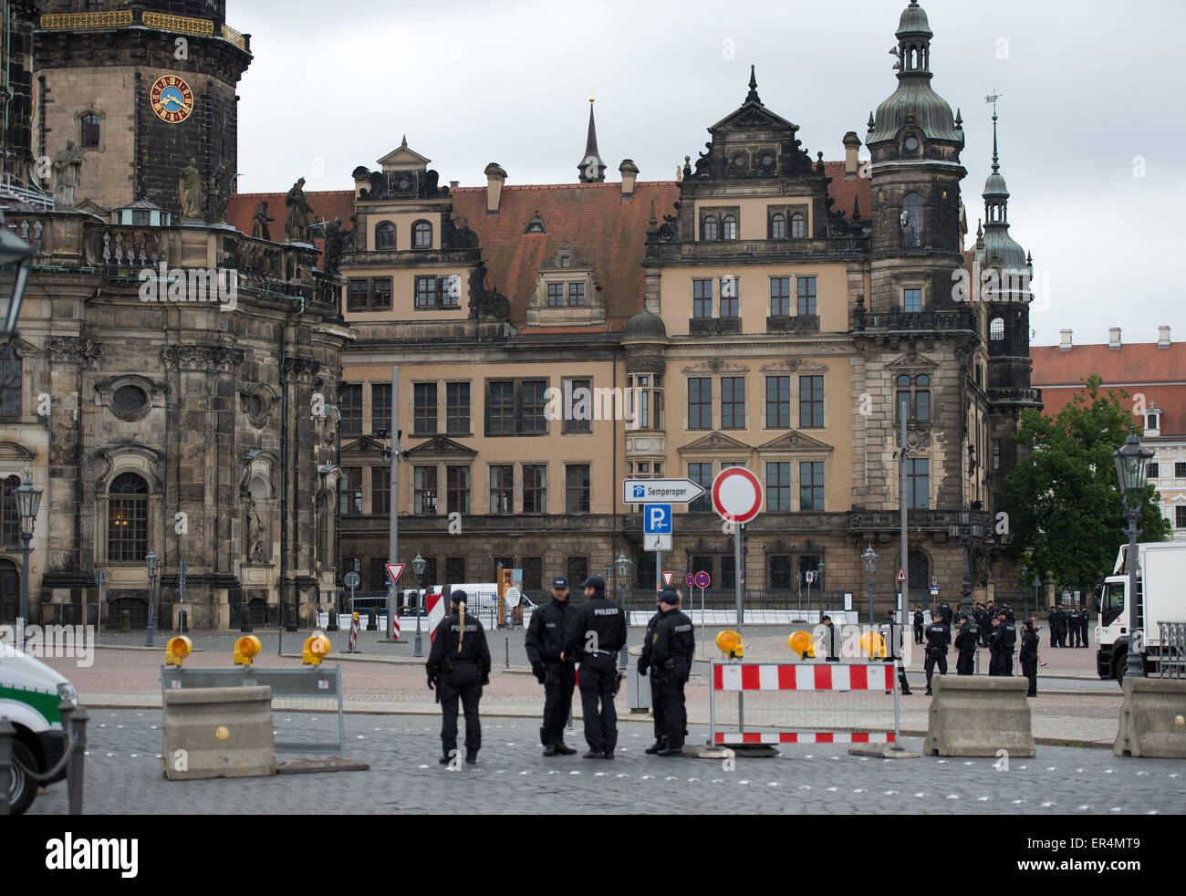 La polizia fissare la zona intorno al Palazzo Reale di Dresda, in Germania, il 27 maggio 2015. Dal 27 maggio fino al 29 maggio, mondiale dei ministri delle finanze e dei governatori delle banche centrali del G7 sette maggiori paesi industrializzati incontrare a Dresda, in Germania. Foto: ARNO BURGI/dpa Foto Stock