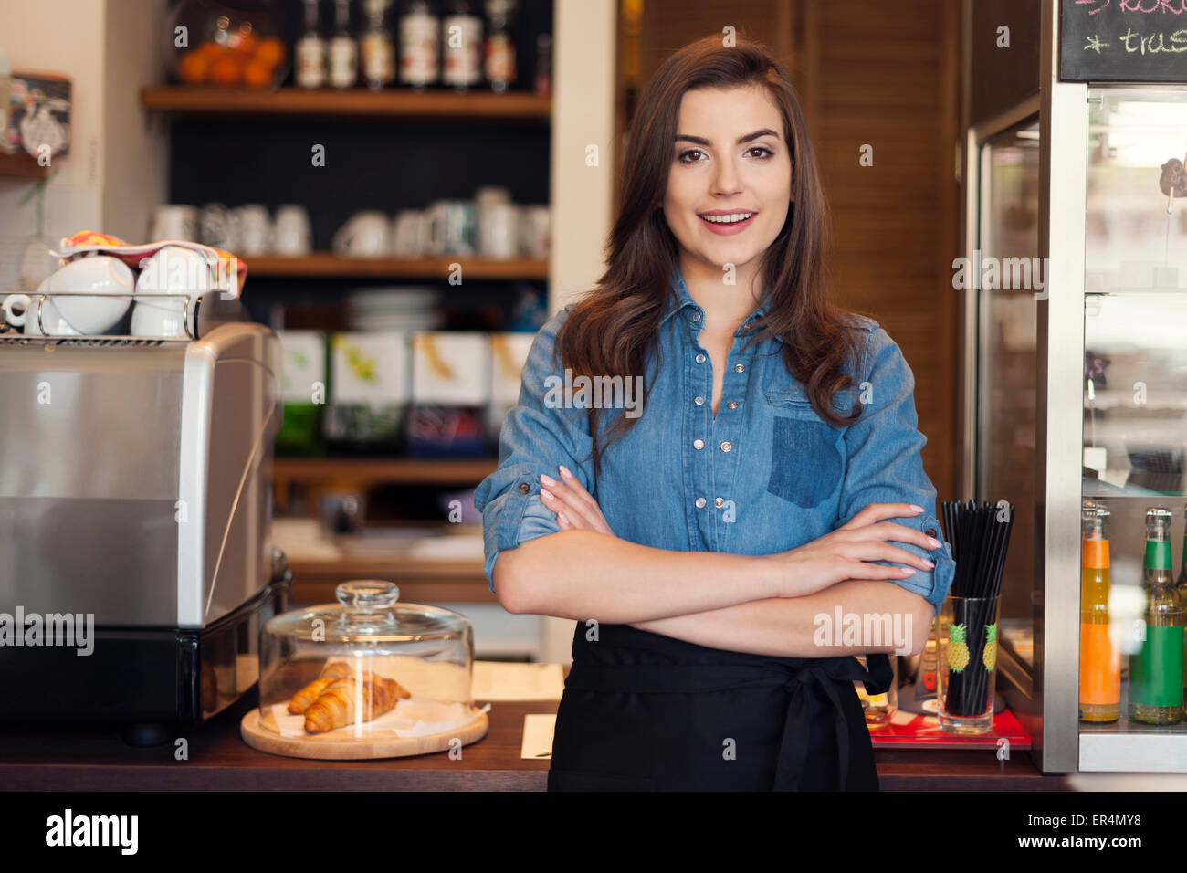 Ritratto di cordiale cameriera a lavoro. Cracovia in Polonia Foto Stock