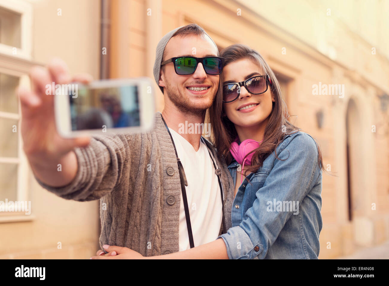 Moda giovane tenendo selfie dal telefono cellulare. Cracovia in Polonia Foto Stock