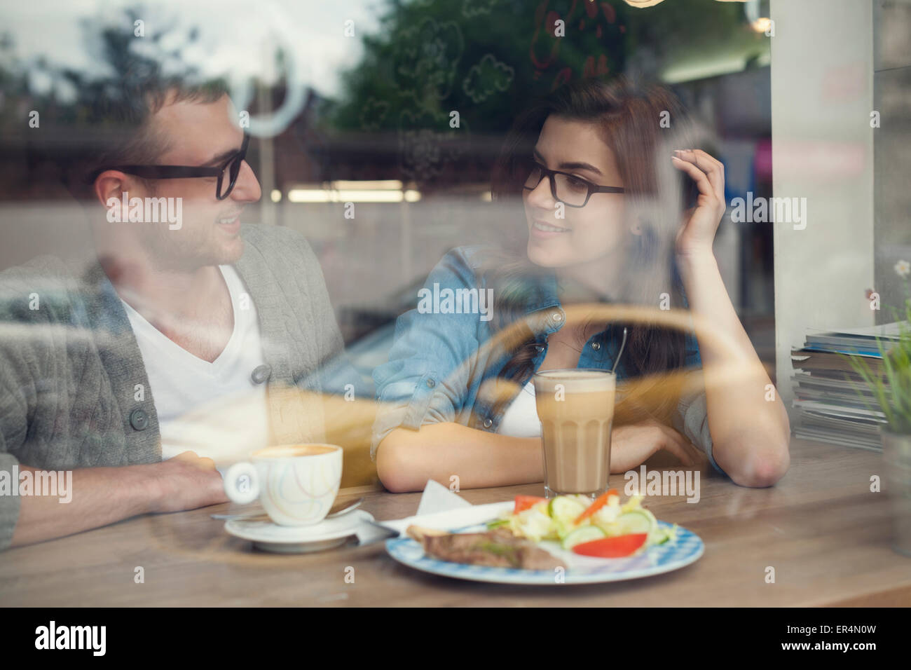Felice l'uomo e la donna a ora di pranzo. Cracovia in Polonia Foto Stock