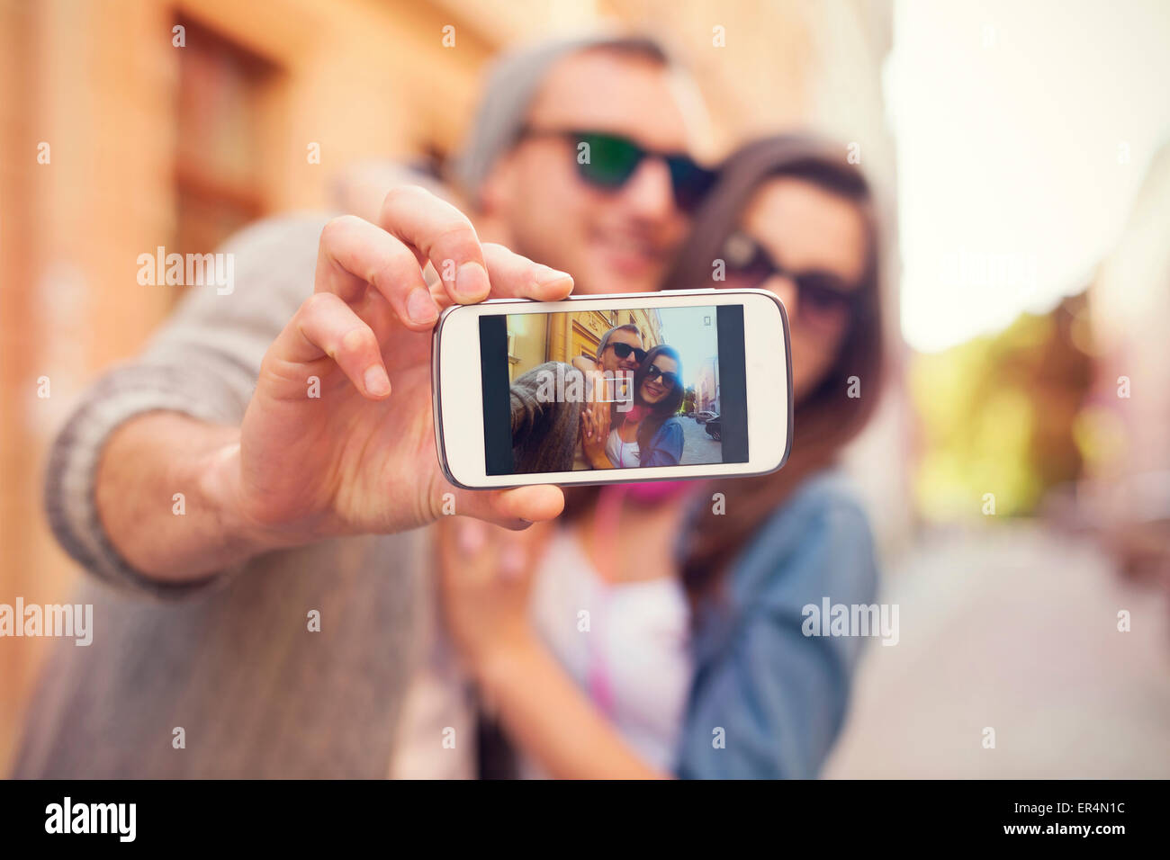 Coppia giovane tenendo selfie nella città. Cracovia in Polonia Foto Stock