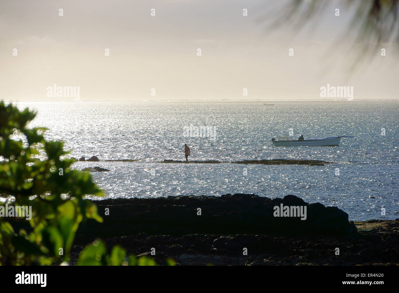 I pescatori pescano lungo il reef esterno Blue Lagoon Bay a sunrise, Isola Maurizio Foto Stock