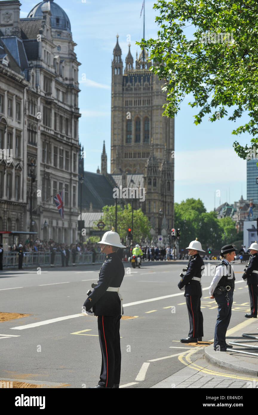 Whitehall, Londra, Regno Unito. Il 27 maggio 2015. La regina frequenta lo stato apertura del Parlamento 2015. Credito: Matteo Chattle/Alamy Live News Foto Stock