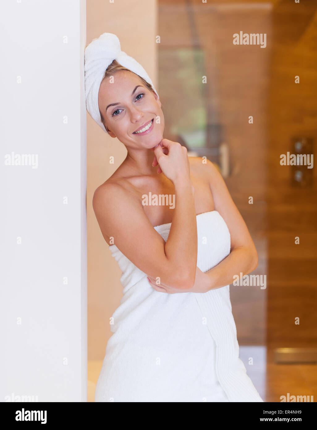 Ritratto di donna di bellezza dopo la doccia. Debica, Polonia Foto Stock