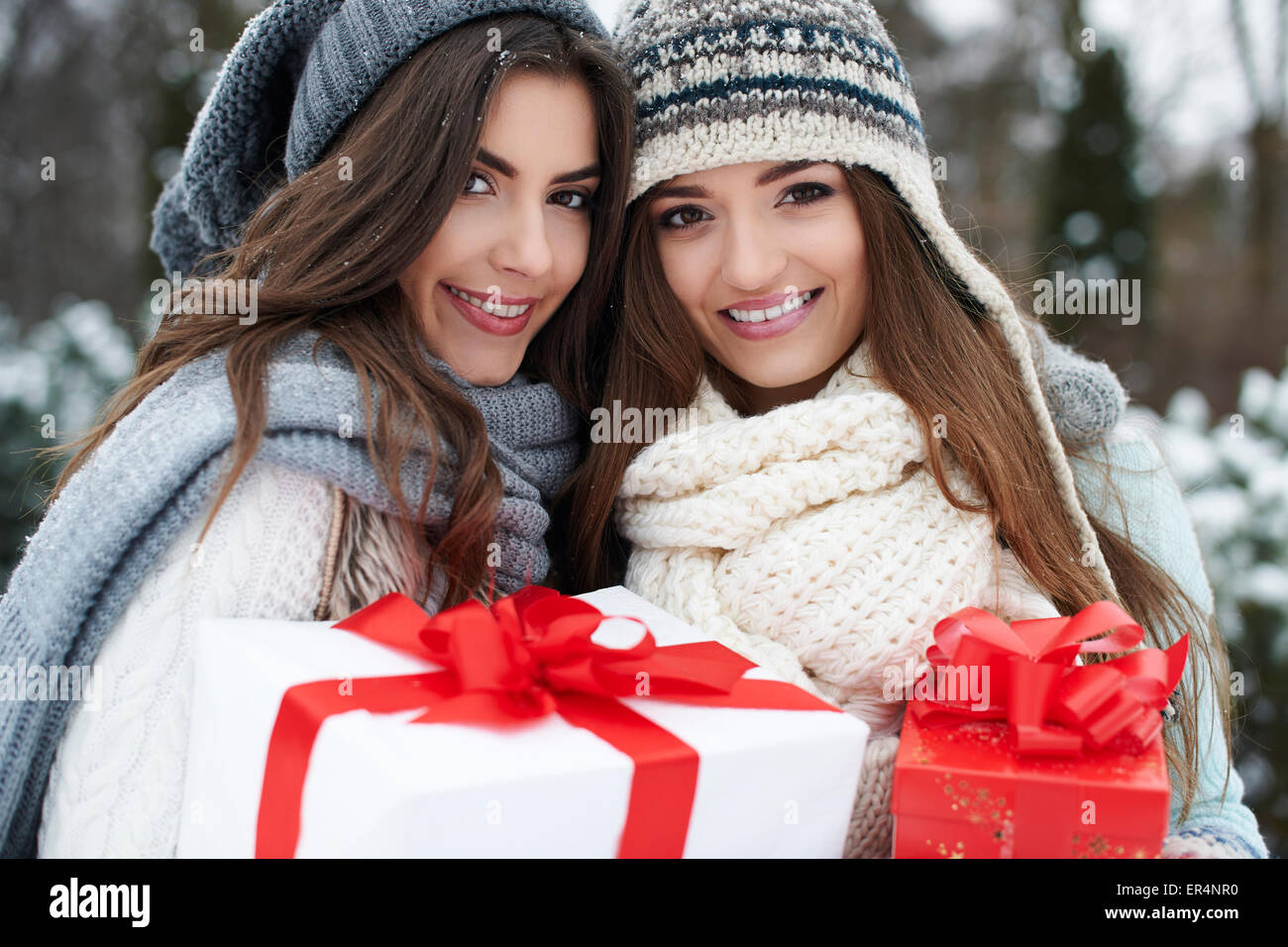 Lovely ragazze con i regali di Natale. Debica, Polonia Foto Stock