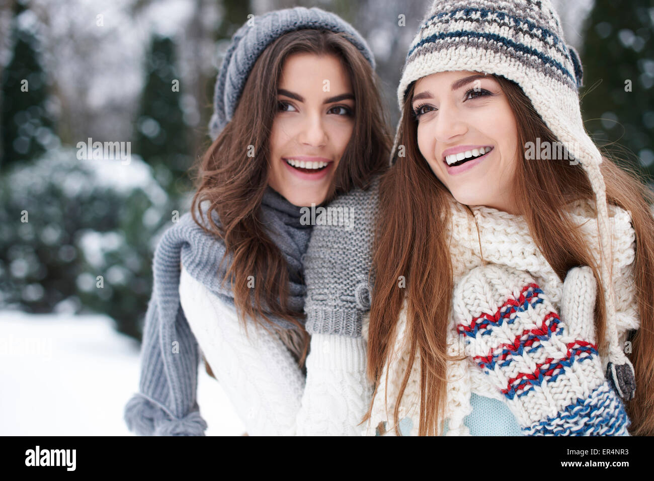 Ritratto di deliziose ragazze che indossano vestiti caldi. Debica, Polonia Foto Stock