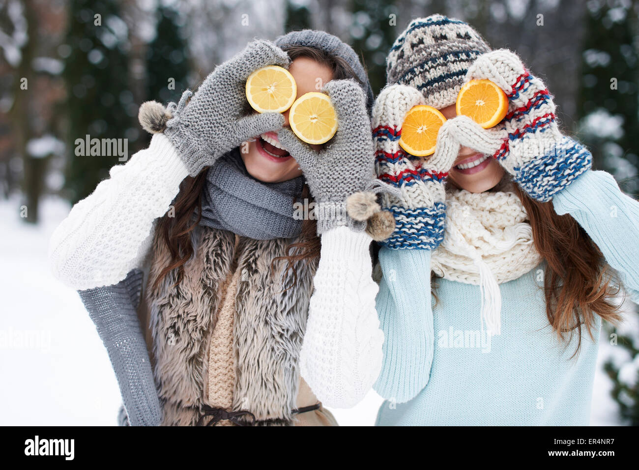 Funny ragazze con vitamine naturali in inverno. Debica, Polonia Foto Stock
