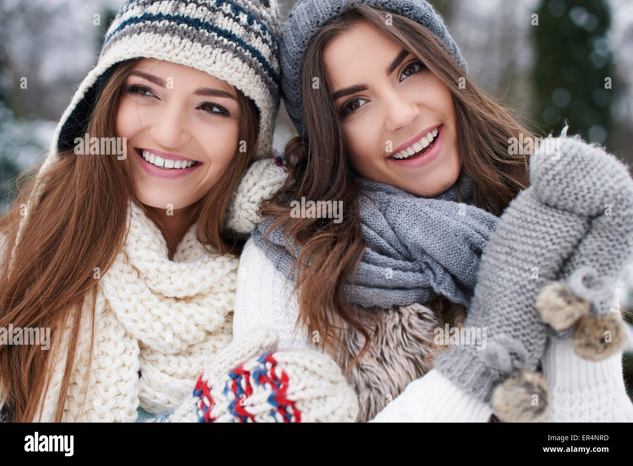 Inverno ritratto di moda amiche. Debica, Polonia Foto Stock