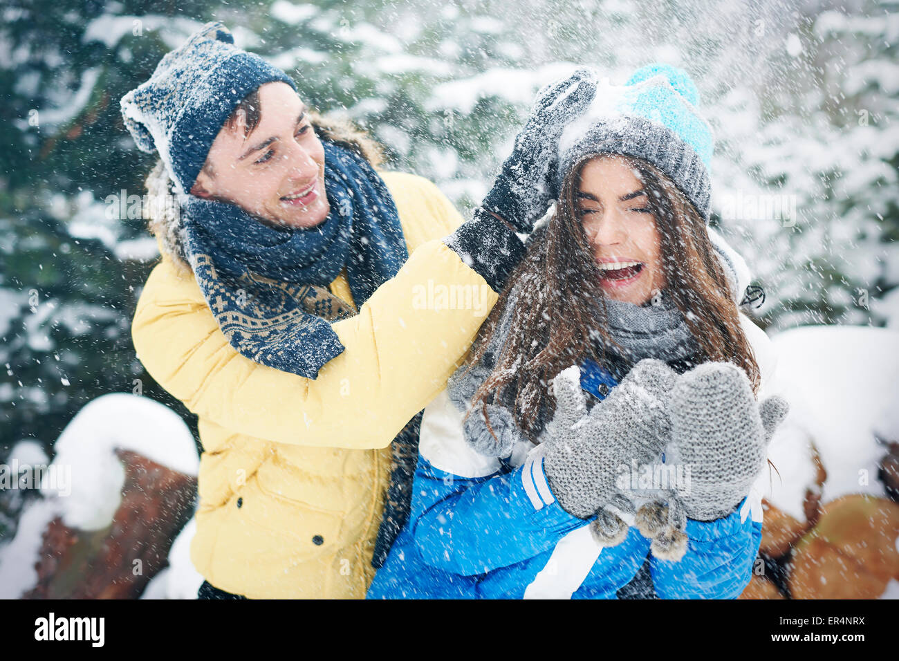 Lotta con le palle di neve in inverno ci rendono più felici. Debica, Polonia Foto Stock