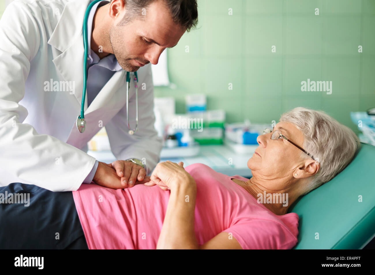 Questo dolore di stomaco è insopportabile. Debica, Polonia Foto Stock