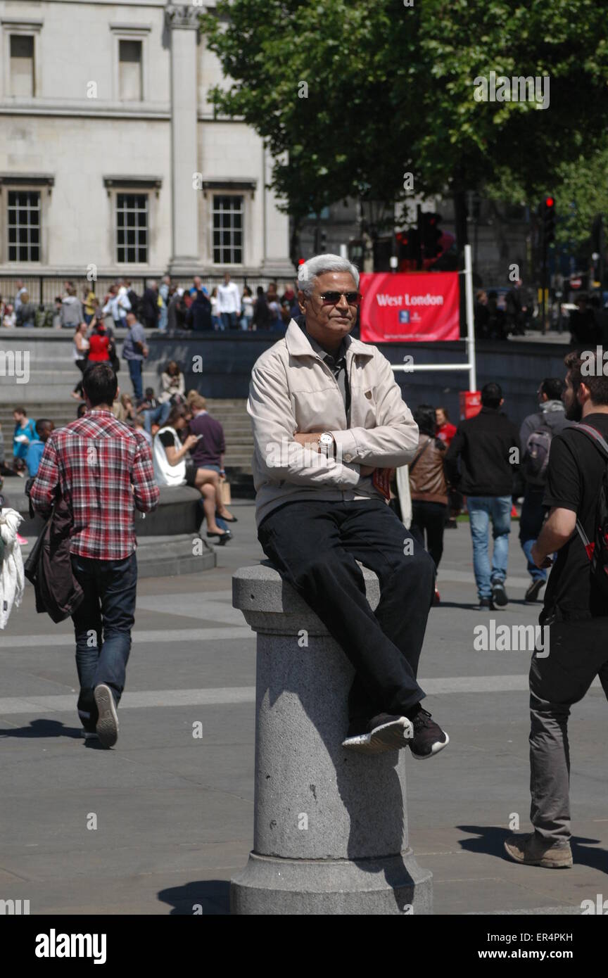 Londra, Regno Unito. 27 Maggio, 2015. l uomo si rilassa in Trafalgar Square in un sole luminoso dopo l'apertura del parlamento cerimonia. Credito: JOHNNY ARMSTEAD/Alamy Live News Foto Stock