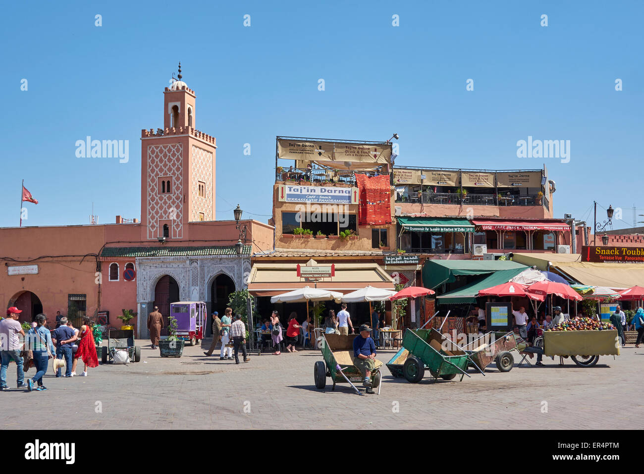 'DJeema el fnaa' - negozi e caffetterie a Marrakech piazza del mercato Foto Stock