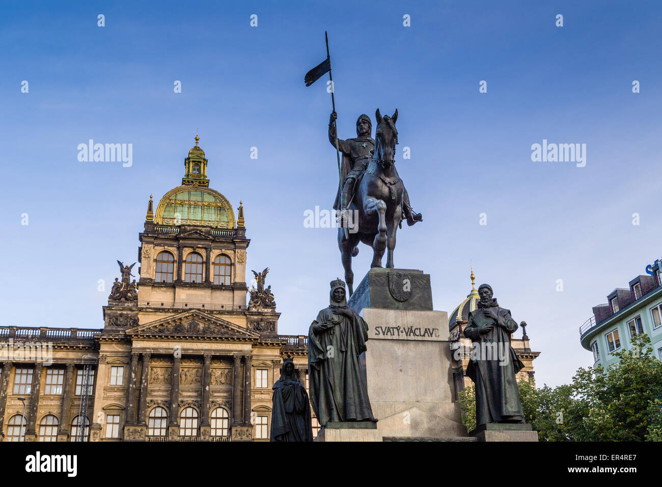 Edifici e case nel centro storico di Praga. Piazza Venceslao a Praga in Europa centrale: la statua equestre di San Venceslao e la Neorenaissance Museo Nazionale Foto Stock