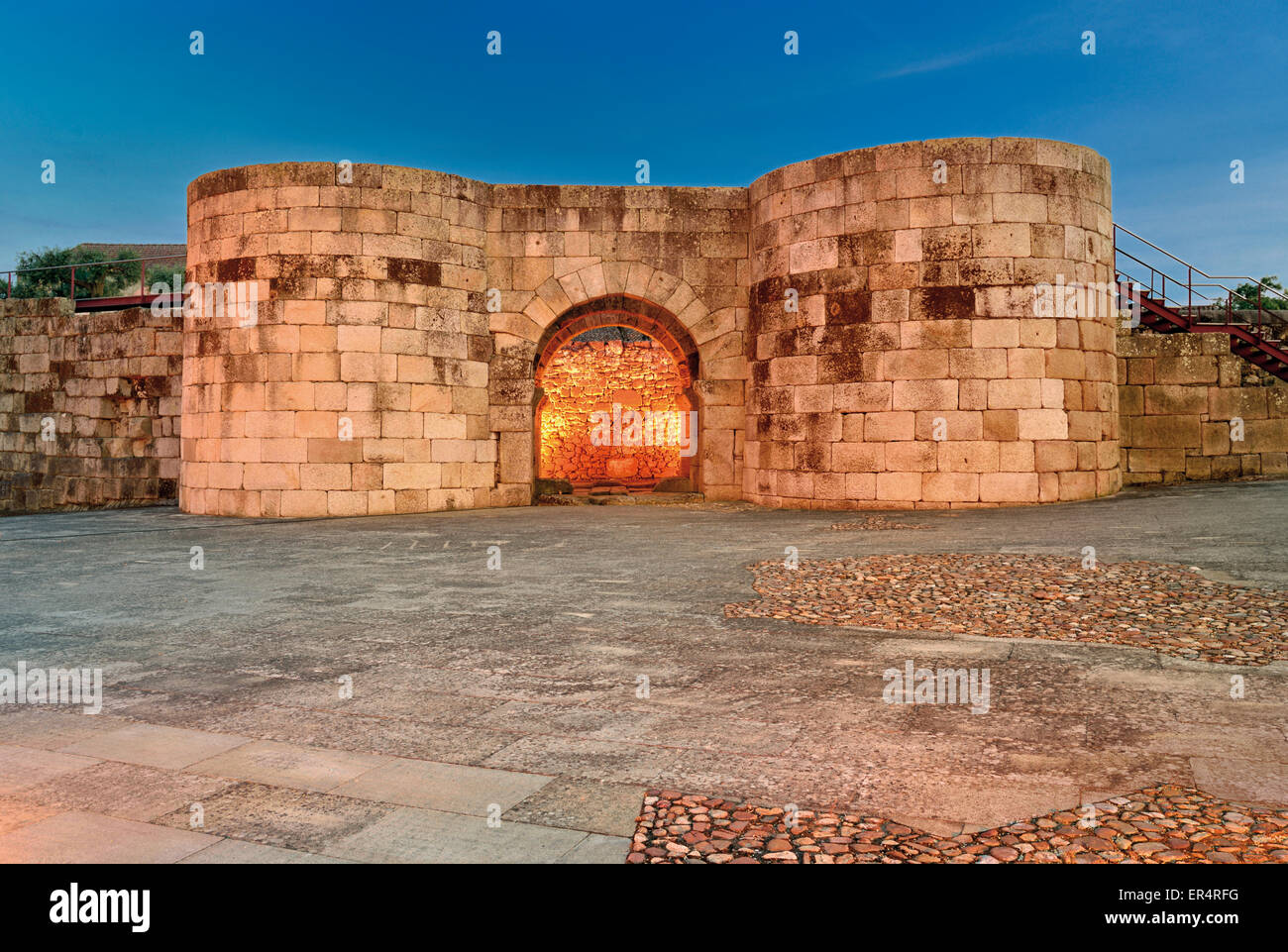 Portogallo: ingresso medioevale porta Norte nel villaggio storico di Idanha-a-Velha Foto Stock