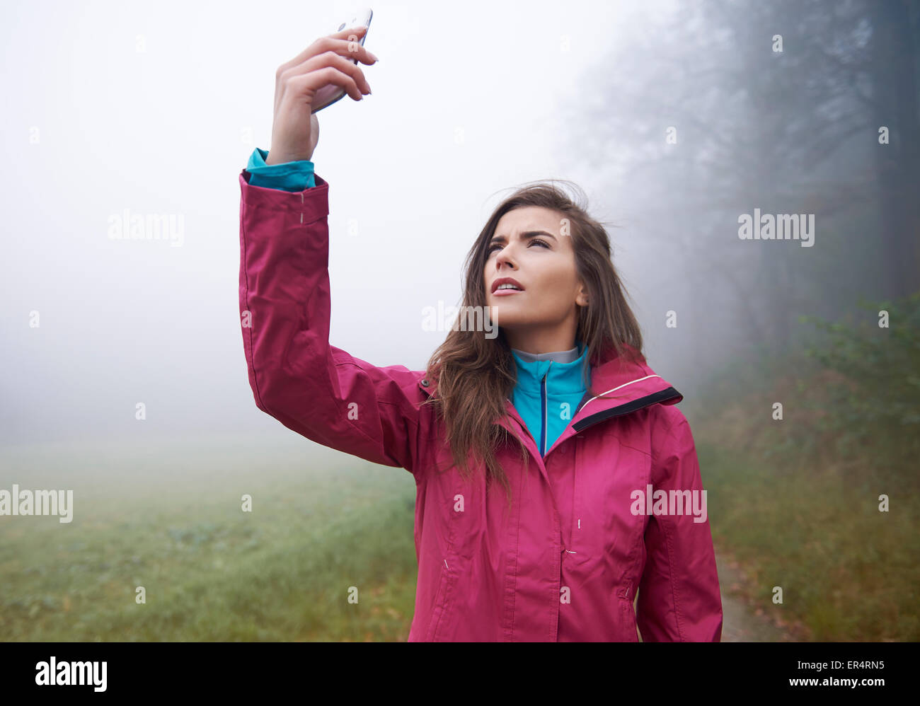 La ricerca di una connessione per il mio telefono cellulare nella foresta. Debica, Polonia Foto Stock