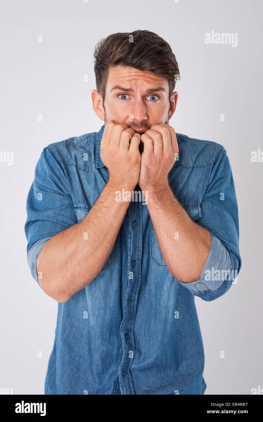 Uomo di mordere le unghie nella paura. Debica, Polonia Foto Stock